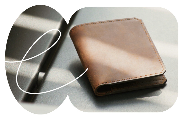 Cartera de cuero sobre una mesa